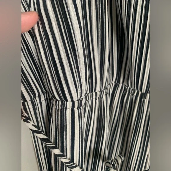LAST CHANCE Textured Stripe Jumpsuit - Picture 3 of 8